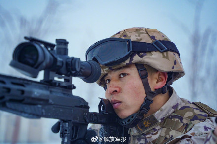 武警特战队员冬季反恐演练