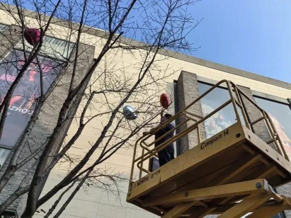 跨年夜放飞的气球，环卫工人需要多久才能清理完？