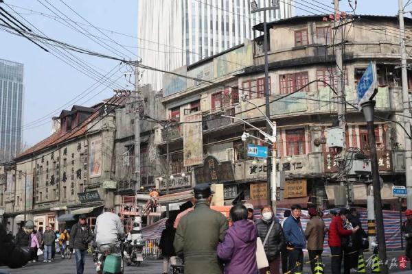 上海又一条马路突然爆火！超多人打卡，剧组紧急增加围栏，现场临时交通管制