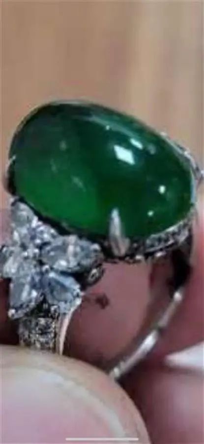 从9楼落至河沟的翡翠历经三天被找到,物主:是婚戒,价值百万 从9楼落至河沟的翡翠历经三天被找到,物主:是婚戒,价值百万