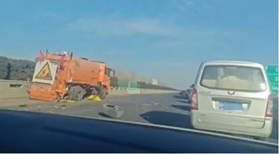 高速事故现场几十万元现金散落！一群人冲上去……