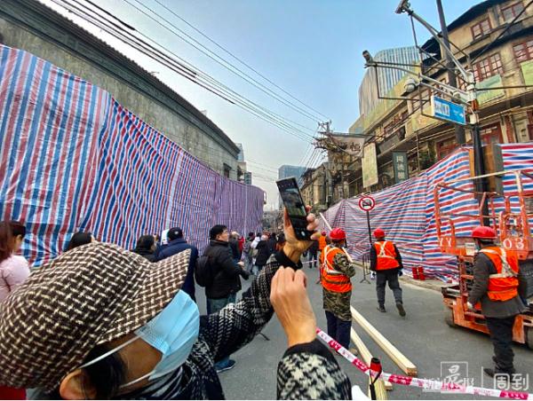 上海又一条马路突然爆火！超多人打卡，剧组紧急增加围栏，现场临时交通管制