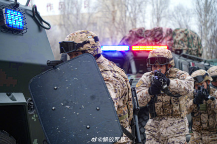 武警特战队员冬季反恐演练