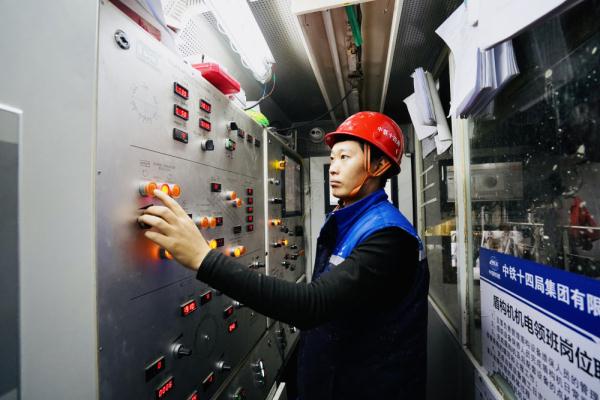 青岛地铁5号线盾构机成功下穿胶济铁路 青岛地铁5号线盾构机成功下穿胶济铁路