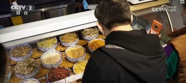 “传统菜场+轻业态”火爆“出圈” 实实在在“烟火味”带动新消费 “传统菜场+轻业态”火爆“出圈” 实实在在“烟火味”带动新消费