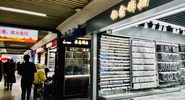 90年代闯荡上海，浙商真的请来费翔！《繁花》时代浙江老板是这样的→
