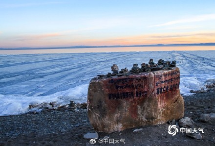 冬日青海湖与天空相映成景 如梦似幻