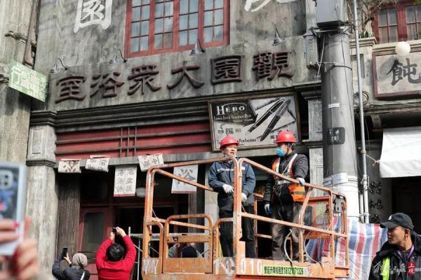 上海又一条马路突然爆火！超多人打卡，剧组紧急增加围栏，现场临时交通管制