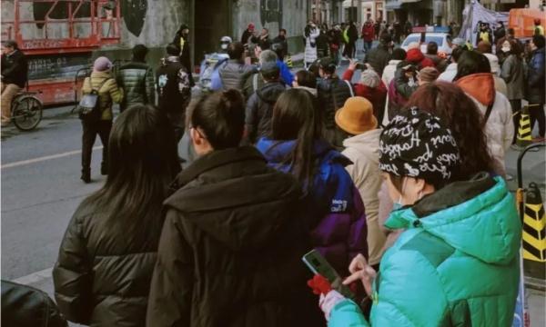 上海又一条马路突然爆火！超多人打卡，剧组紧急增加围栏，现场临时交通管制