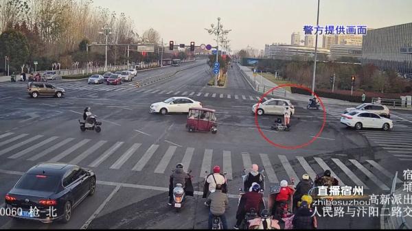 太危险!相撞瞬间头盔脱落…… 太危险!相撞瞬间头盔脱落……