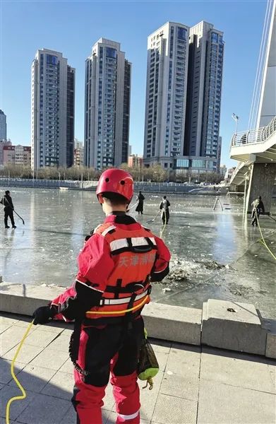 跨年夜放飞的气球，环卫工人需要多久才能清理完？