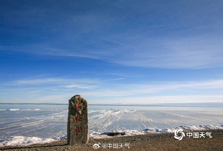 冬日青海湖与天空相映成景 如梦似幻