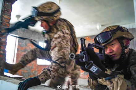 武警特战队员冬季反恐演练