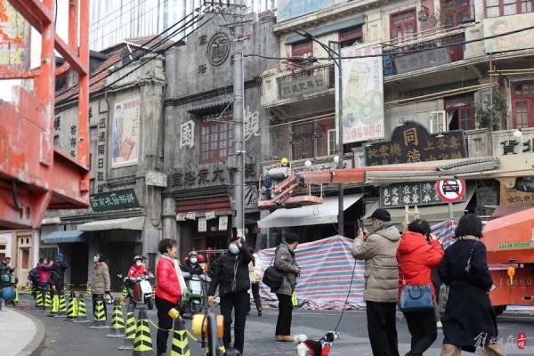 上海又一条马路突然爆火！超多人打卡，剧组紧急增加围栏，现场临时交通管制