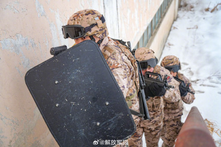 武警特战队员冬季反恐演练