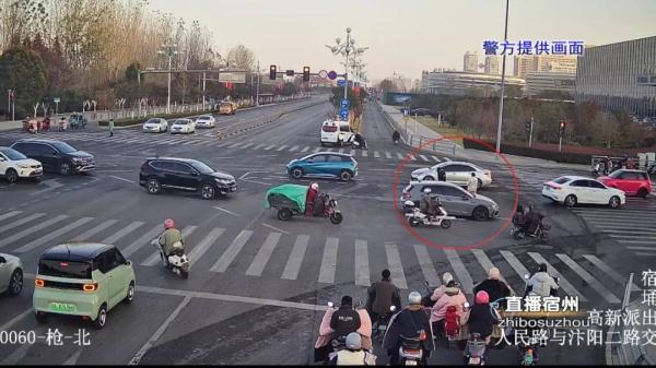 太危险!相撞瞬间头盔脱落…… 太危险!相撞瞬间头盔脱落……