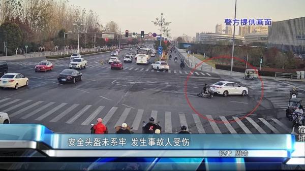 太危险!相撞瞬间头盔脱落…… 太危险!相撞瞬间头盔脱落……