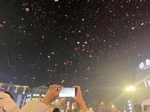 跨年夜放飞的气球，环卫工人需要多久才能清理完？