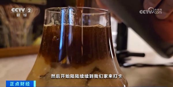 冲上热搜！尔滨“冻梨咖啡”火出圈！游客排队两三个小时，只为吃一顿“它”