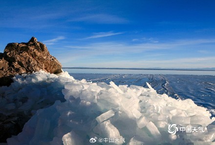 冬日青海湖与天空相映成景 如梦似幻