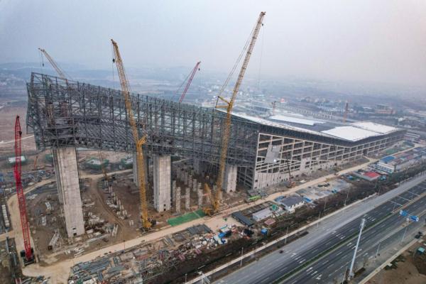 提升重量超9200吨！华中地区最大的室内滑雪场完成主体结构施工