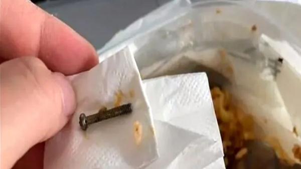 女子点外卖半年，吃出“异物”200多次？刑拘！