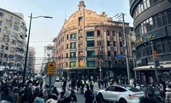 上海又一条马路突然爆火！超多人打卡，剧组紧急增加围栏，现场临时交通管制