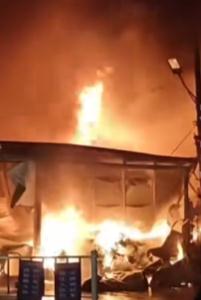 南昌一内衣厂燃起大火