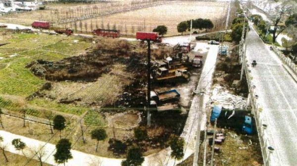 焚草开荒连毁7车！上海老太央求路人报警后逃离现场...