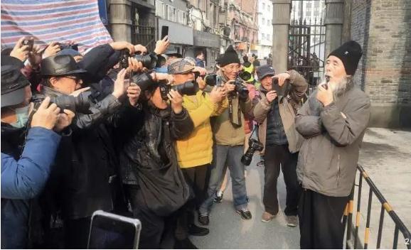 上海又一条马路突然爆火！超多人打卡，剧组紧急增加围栏，现场临时交通管制