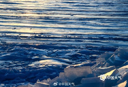 冬日青海湖与天空相映成景 如梦似幻