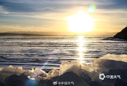 冬日青海湖与天空相映成景 如梦似幻