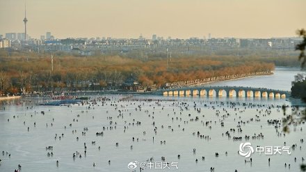 古典园林里畅享冰上乐趣 北京颐和园冰场人头攒动
