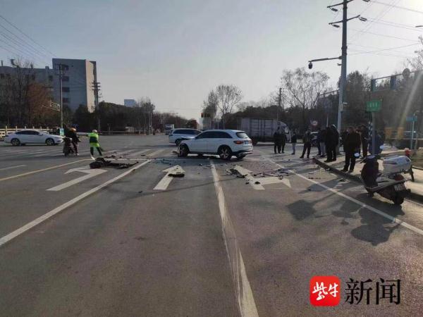 心太急误闯红灯，小轿车撞车后冲上绿化带