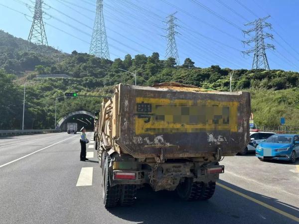 货车超限超载，车牌还会“翻脸”？交警严查！