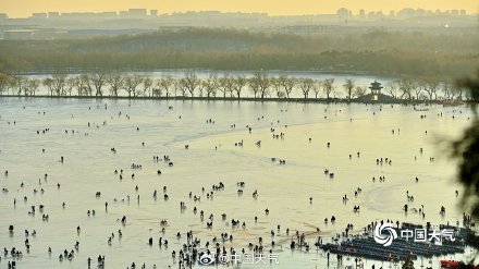 古典园林里畅享冰上乐趣 北京颐和园冰场人头攒动