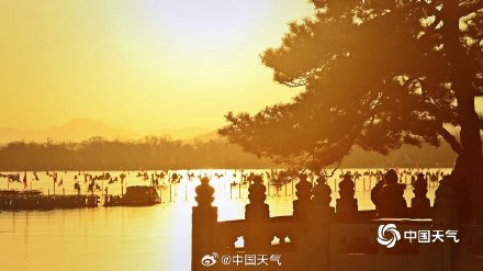 古典园林里畅享冰上乐趣 北京颐和园冰场人头攒动