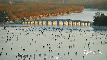 古典园林里畅享冰上乐趣 北京颐和园冰场人头攒动