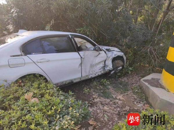 心太急误闯红灯，小轿车撞车后冲上绿化带
