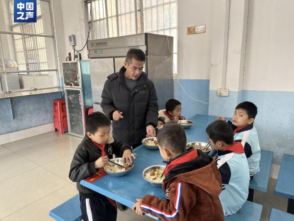 民生样本 年度记录丨“村小”里的午托时光 民生样本 年度记录丨“村小”里的午托时光