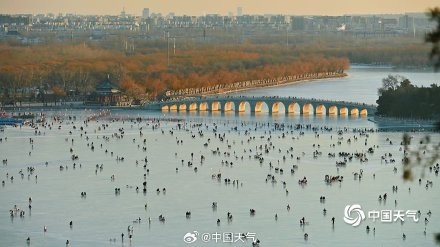 古典园林里畅享冰上乐趣 北京颐和园冰场人头攒动