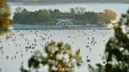 古典园林里畅享冰上乐趣 北京颐和园冰场人头攒动