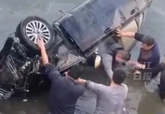 大妈路口一声吼，抢下一条命！