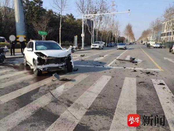 心太急误闯红灯，小轿车撞车后冲上绿化带