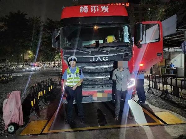 货车超限超载，车牌还会“翻脸”？交警严查！