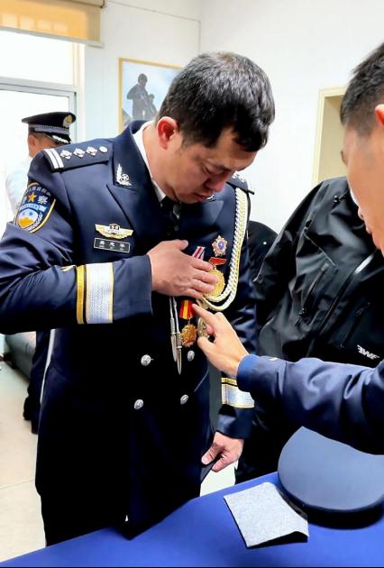 “再选一次你还会上吗？”“上啊！这是警察的本能”