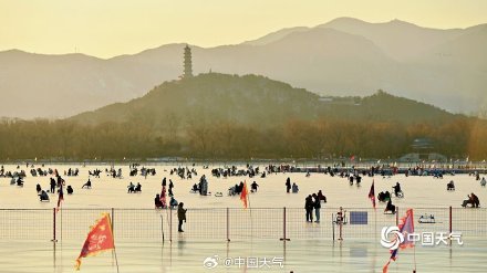 古典园林里畅享冰上乐趣 北京颐和园冰场人头攒动