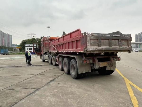 货车超限超载，车牌还会“翻脸”？交警严查！