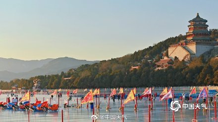 古典园林里畅享冰上乐趣 北京颐和园冰场人头攒动
