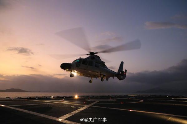海军某舰载直升机团开展着舰训练